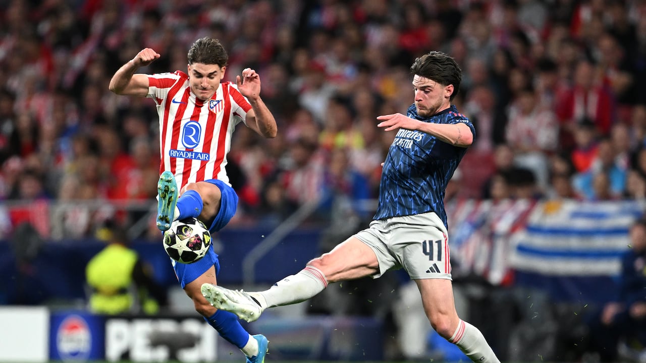 Julián Álvarez y Declan Rice luchan por un balón dividido en el Atlético Madrid vs. Arsenal de Champions League