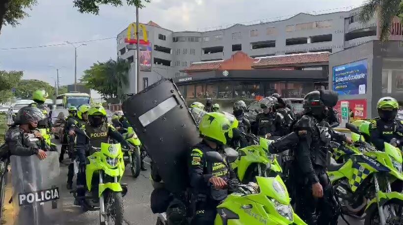 Caravana fúnebre en Cali fue frenada por las autoridades; motociclistas haciendo maniobras peligrosas, fue parte del panorama.