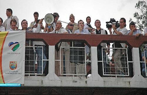 Con un megáfono y sobre un puente peatonal, Uribe intentó empezar el diálogo, pero ya muchos se habían ido del sitio. 