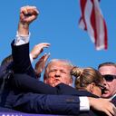 El expresidente Donald Trump es rodeado por agentes del Servicio Secreto de Estados Unidos en un acto de campaña, el sábado 13 de julio de 2024, en Butler, Pensilvania. (AP Foto/Evan Vucci)