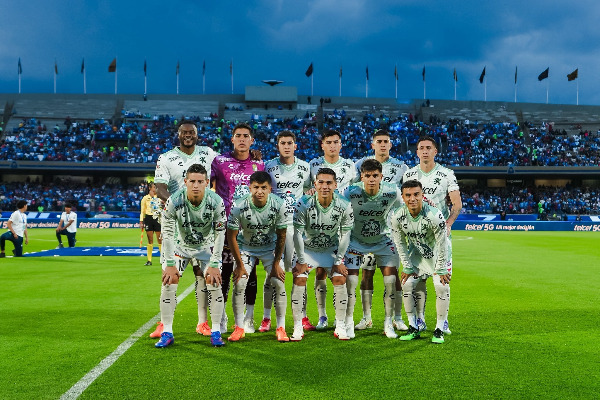 Club León con James Rodríguez como titular y capitán en Liga MX