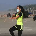 La mujer en Birmania haciendo aeróbicos