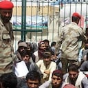 Los afganos intentan escapar del régimen talibán instaurado hace 2 años.