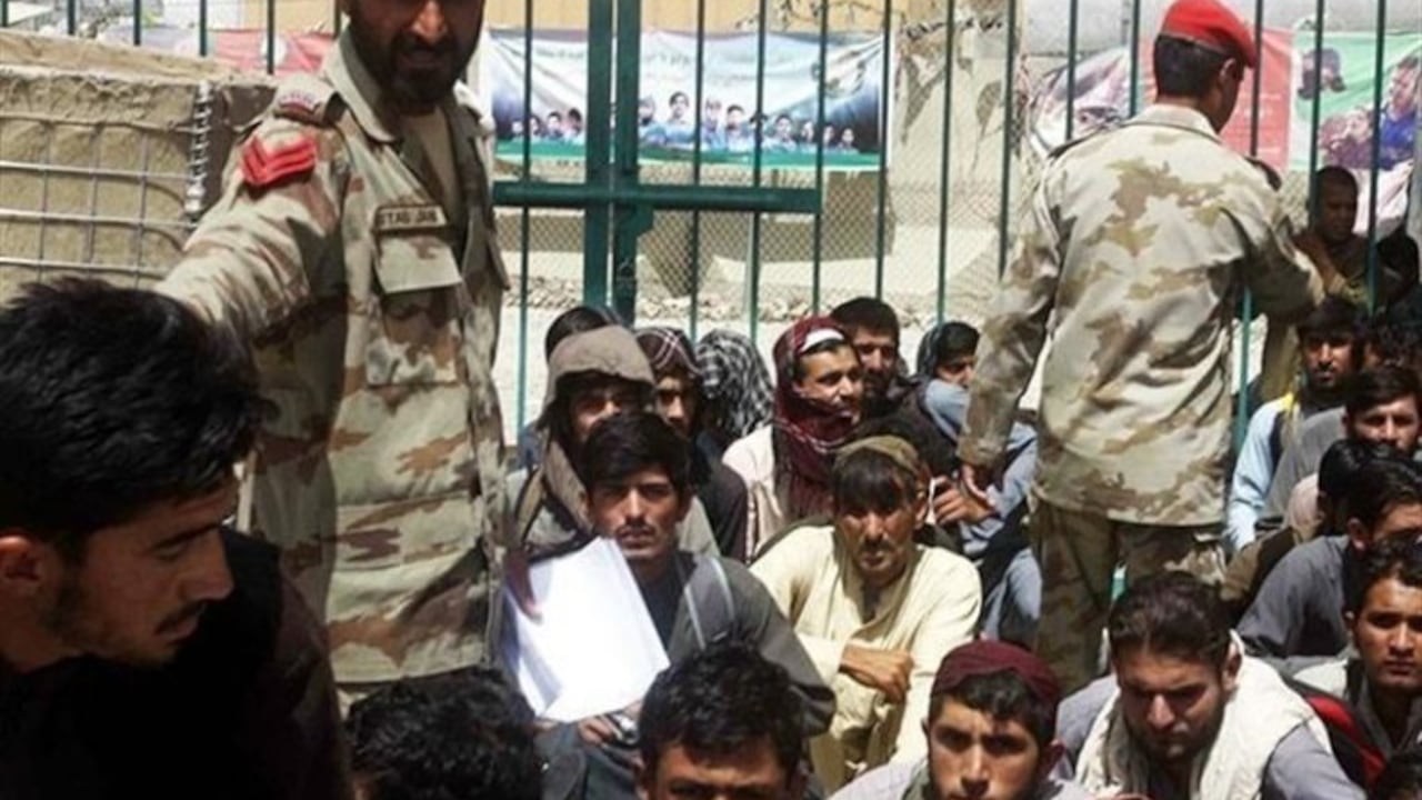 Los afganos intentan escapar del régimen talibán instaurado hace 2 años.