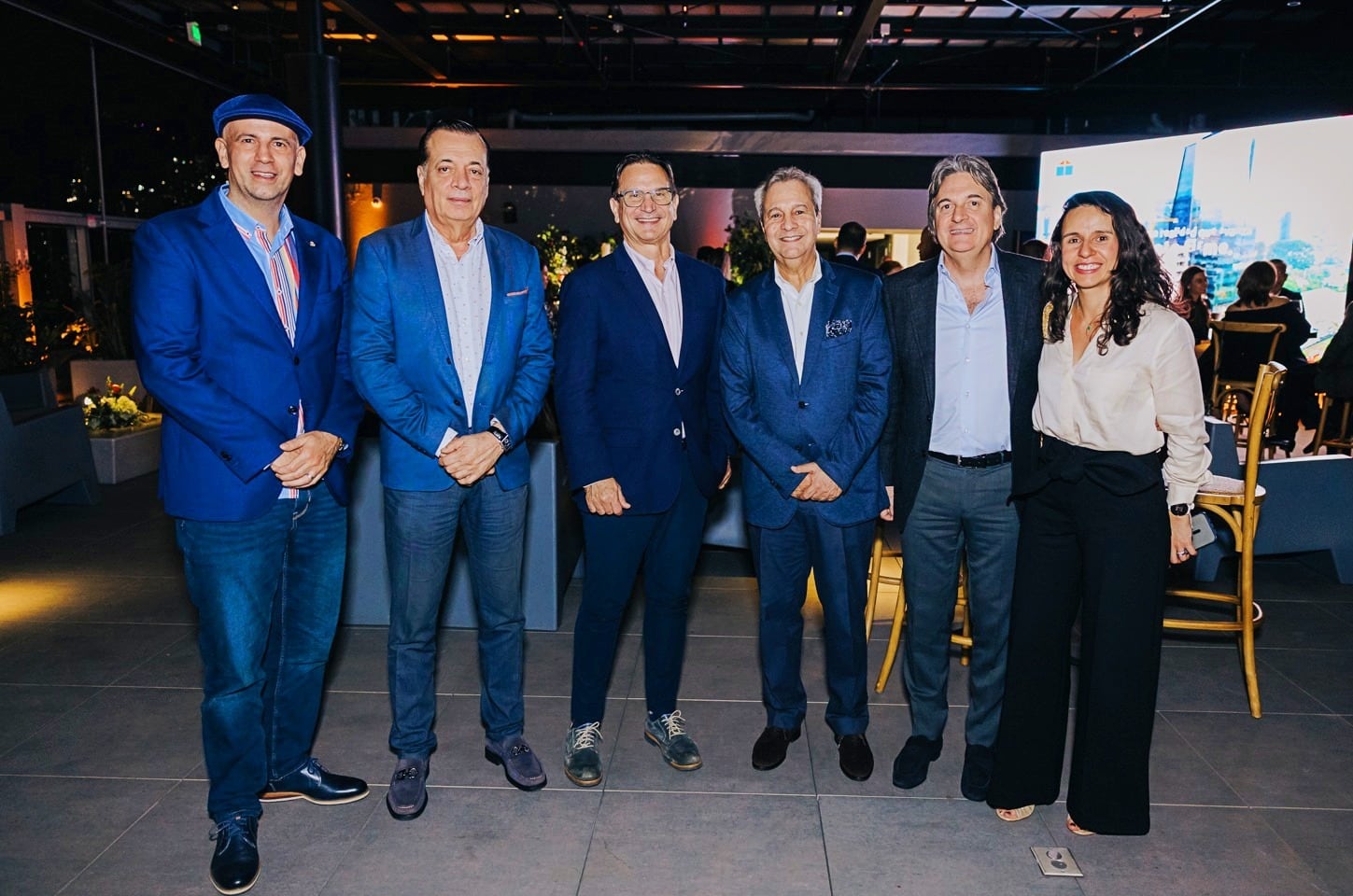Michael León, Director de Marriott International; Nicolás Londoño, Presidente de Bienes & Bienes Constructores;  Juan Carlos Mora, Presidente de Bancolombia; Hernán José González, Director ejecutivo de Bienes & Bienes Constructores; Rafael Londoño Lema, Presidente de Qbo Constructores; y Joanna Ayala, Gerente de desarrollo de Marriott International.