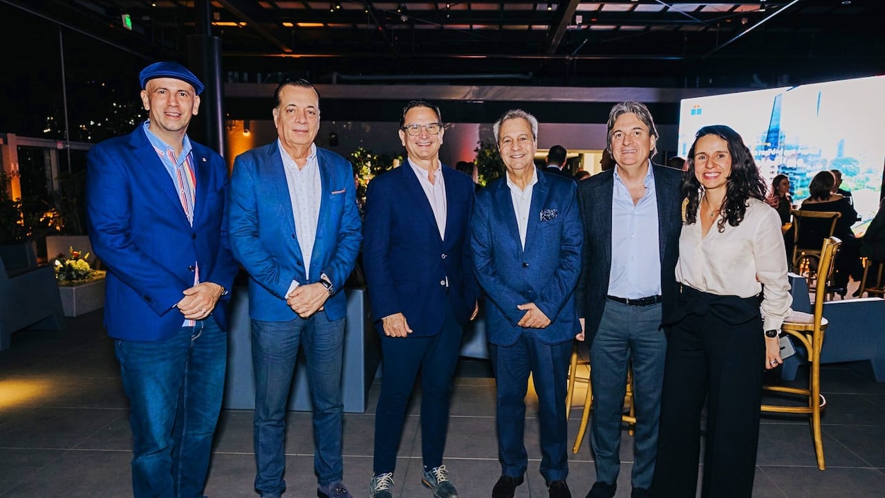 Michael León, director de Marriott International; Nicolás Londoño, presidente de Bienes & Bienes Constructores; Juan Carlos Mora, presidente de Bancolombia; Hernán José González, director ejecutivo de Bienes & Bienes Constructores; Rafael Londoño Lema, presidente de Qbo Constructores; y Joanna Ayala, gerente de desarrollo de Marriott International