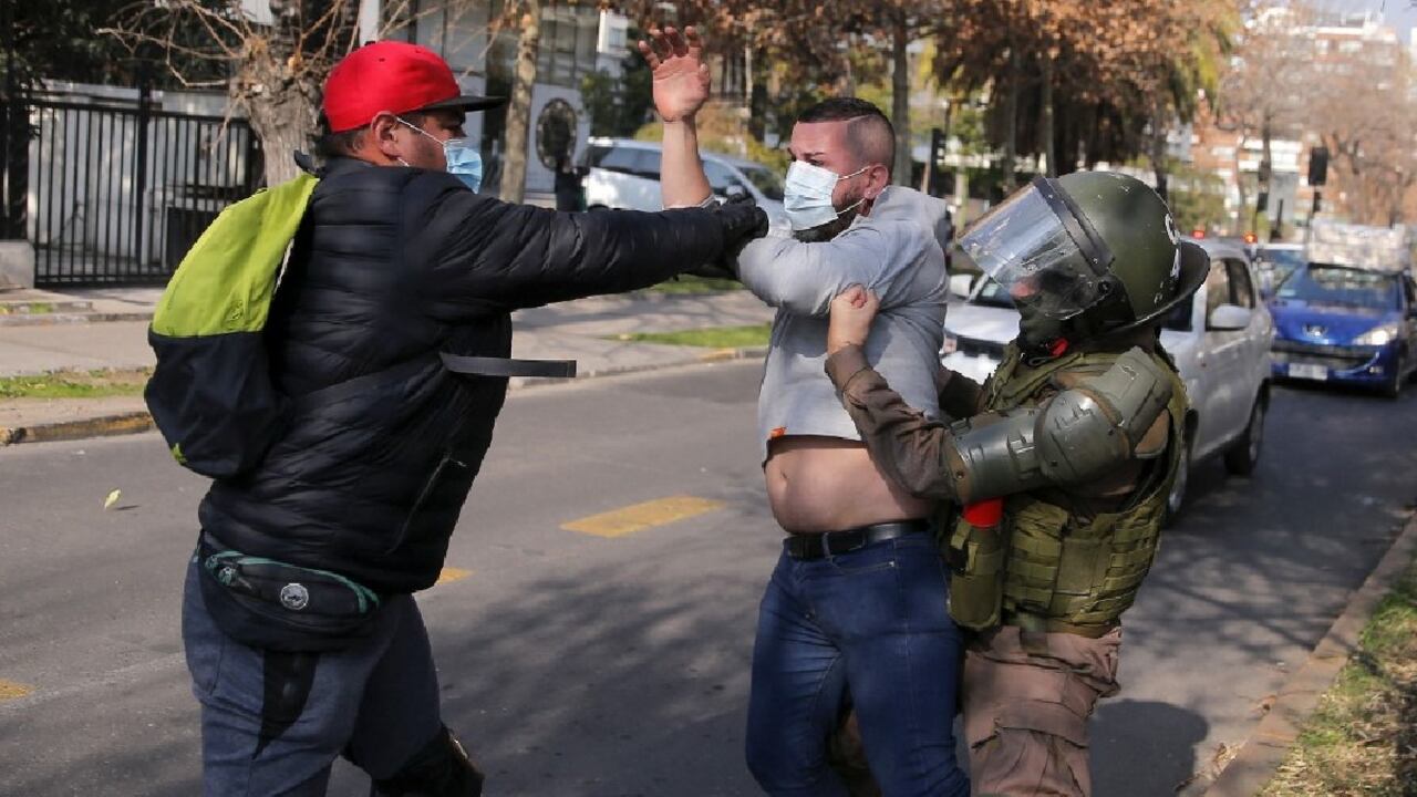 Los hechos se registraron este viernes en inmediaciones del consulado de Chie en Santiago.