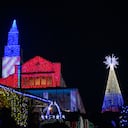 La gente disfruta de las luces navideñas de la emblemática iglesia de Monserrate en Bogotá, Colombia, el 3 de diciembre de 2022. Las decoraciones navideñas tienen como objetivo mostrar la biodiversidad de Colombia. (Foto de Sebastián Barros/NurPhoto vía Getty Images)