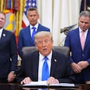 El presidente Donald Trump habla en el Despacho Oval de la Casa Blanca durante una reunión con ejecutivos de viajes, el miércoles 2 de septiembre de 2026, en Washington. (Foto AP/Jacquelyn Martin)