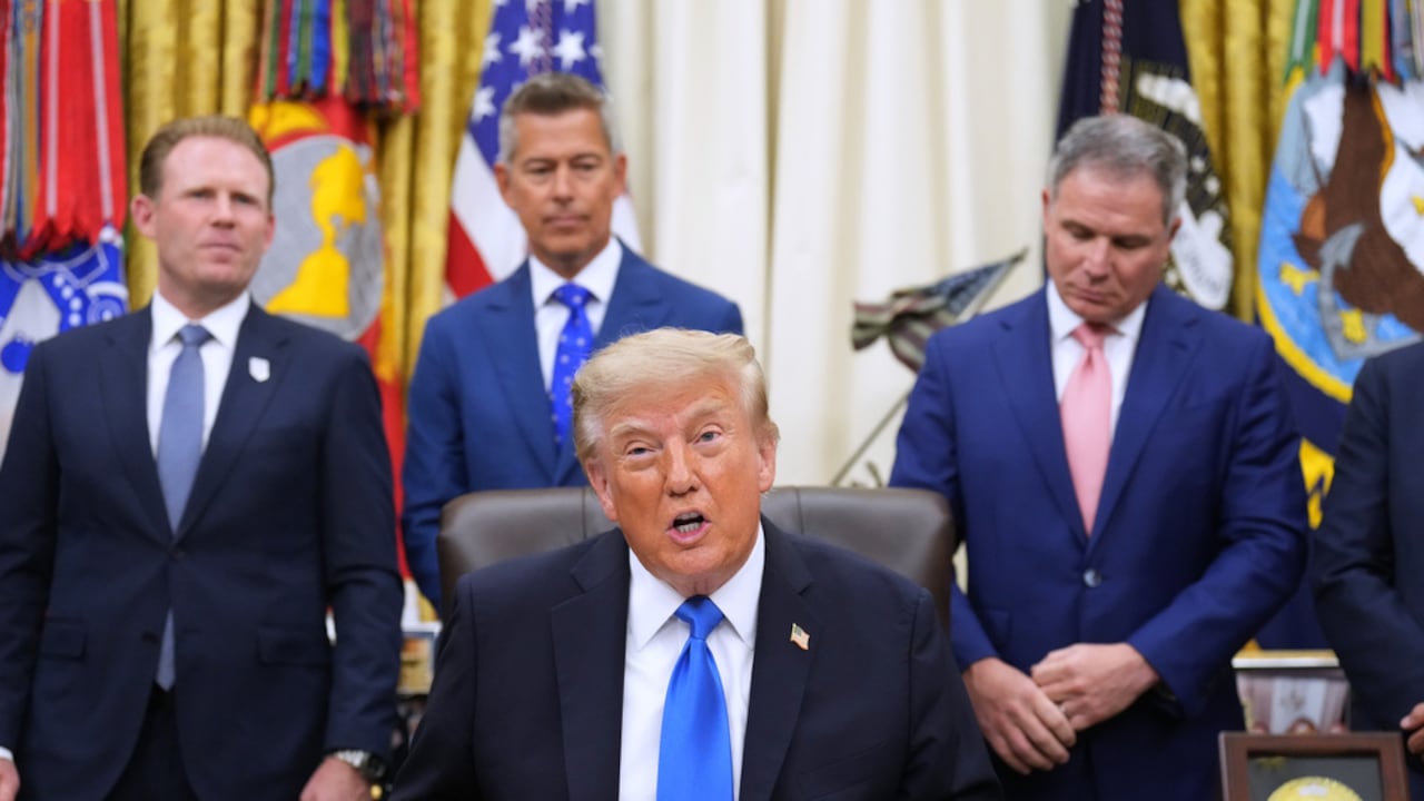 El presidente Donald Trump habla en el Despacho Oval de la Casa Blanca durante una reunión con ejecutivos de viajes, el miércoles 2 de septiembre de 2026, en Washington. (Foto AP/Jacquelyn Martin)