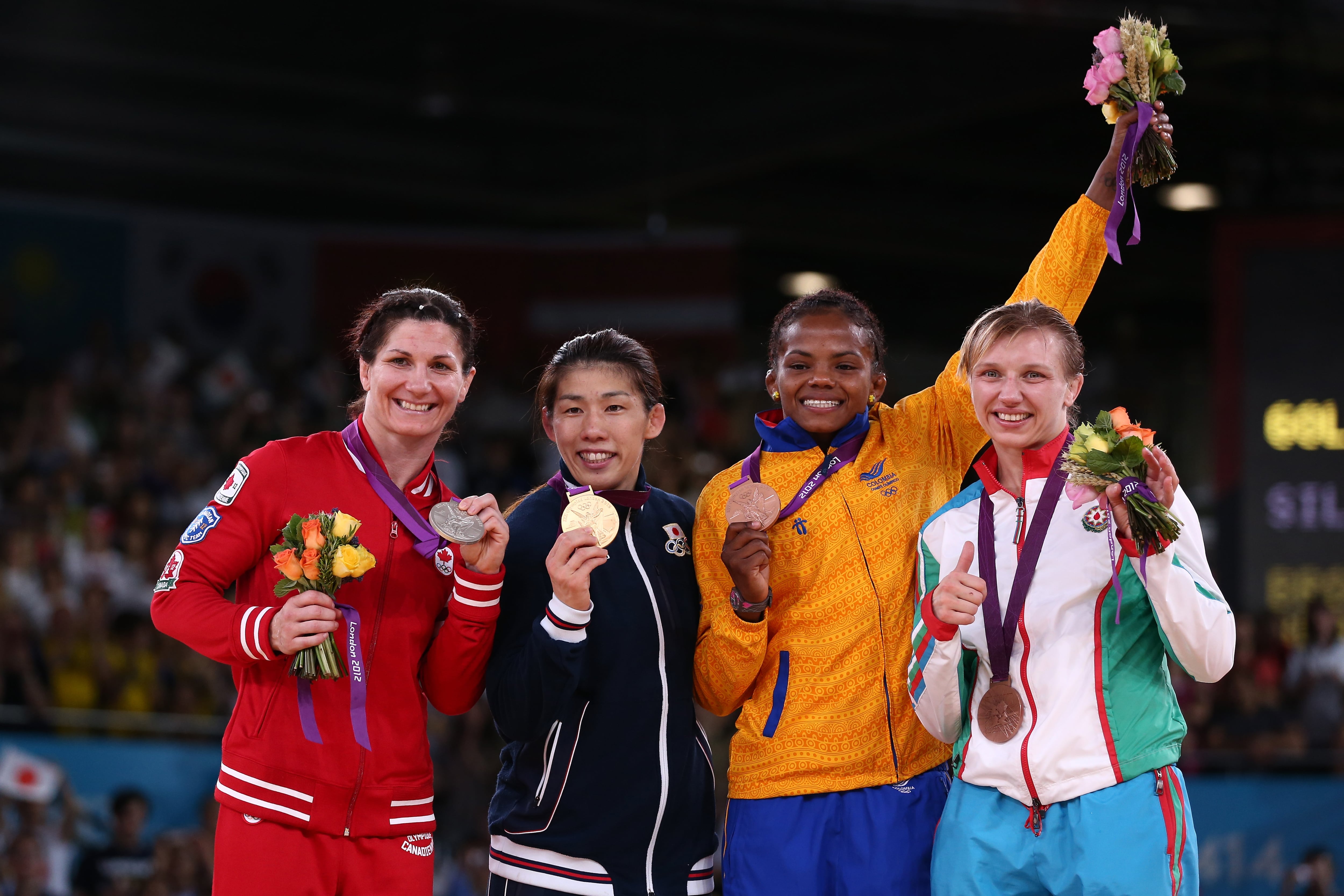 La medallista de plata Tonya Lynn Verbeek de Canadá, la medallista de oro Saori Yoshida de Japón, la medallista de bronce Jackeline Renteria Castillo de Colombia, y la medallista de bronce Yuliya Ratkevich de Azerbaiyán en la Lucha Libre Femenina 55 kg en el Día 13 de los Juegos Olímpicos de Londres 2012 en ExCeL el 9 de agosto de 2012 en Londres, Inglaterra.