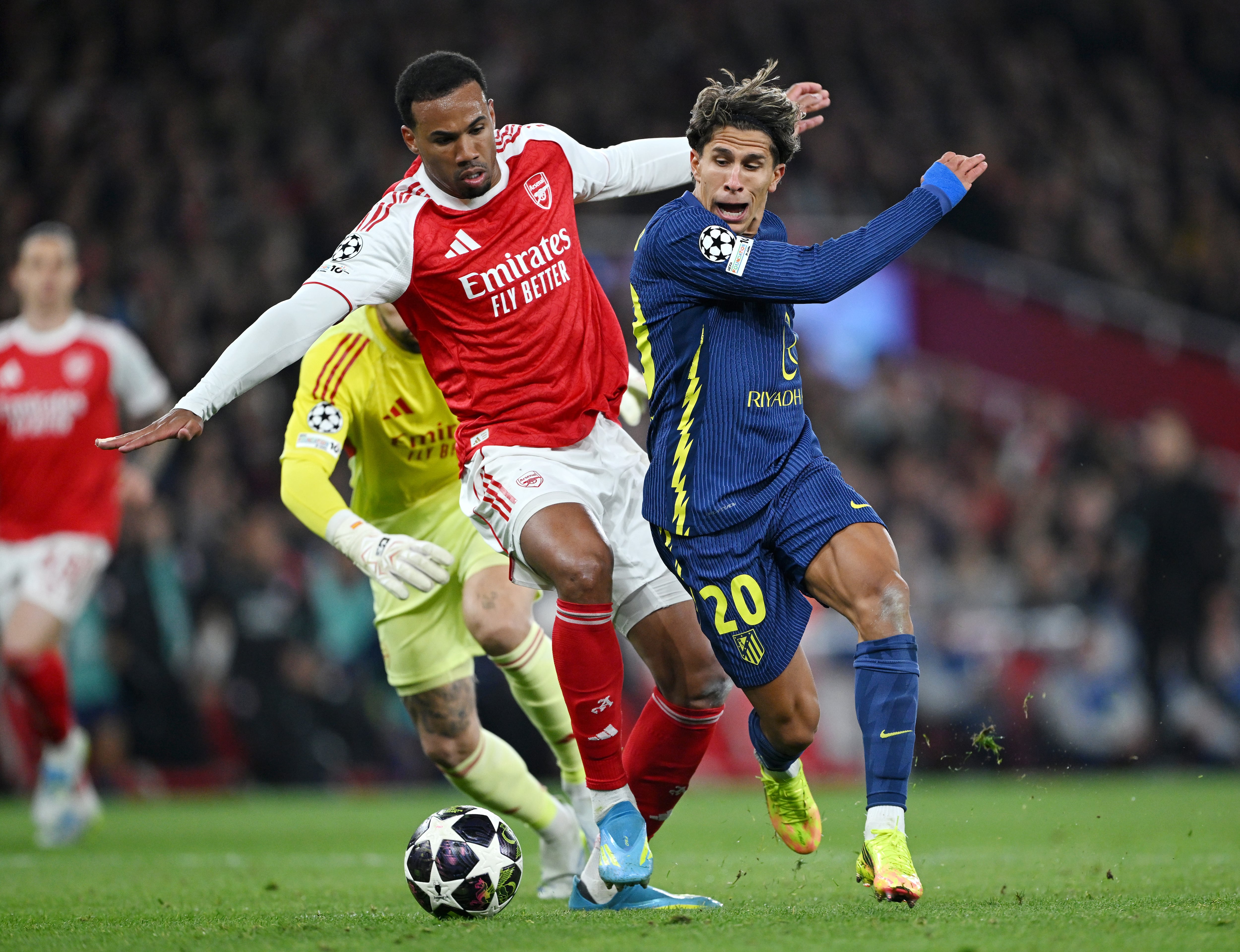 Giuliano Simeone, de Atlético Madrid ante Gabriel, del Arsenal. En dicha acción el argentino pidió penal