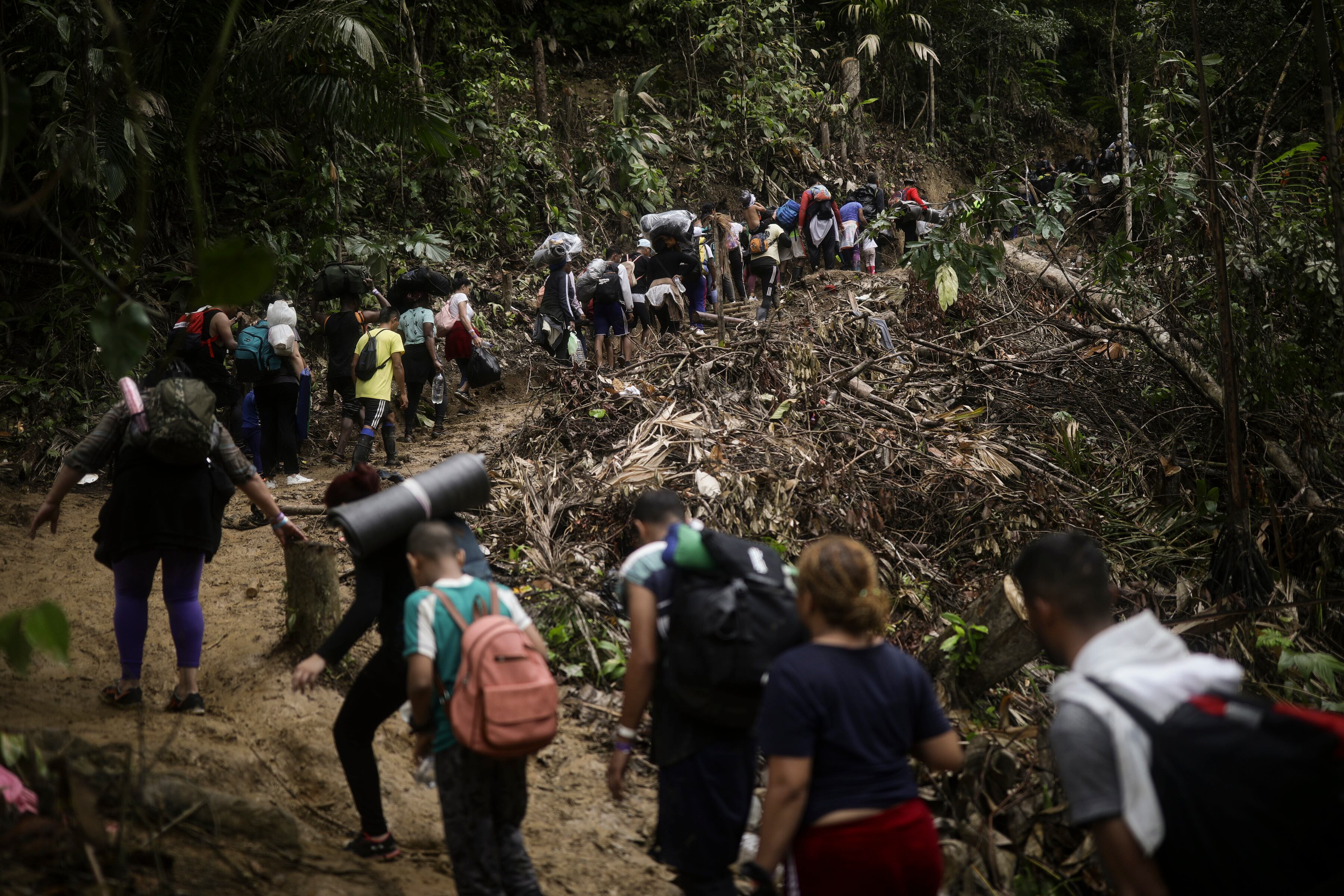 Migrantes caminan a través de la región del Darién de Colombia a Panamá con la esperanza de llegar a la frontera sur de Estados Unidos, el martes 9 de mayo de 2023. La imagen fue parte de una serie tomada por los fotógrafos de The Associated Press Iván Valencia, Eduardo Verdugo, Félix Márquez, Marco Ugarte, Fernando Llano, Eric Gay, Gregory Bull y Christian Chávez que ganó el Premio Pulitzer 2024 en Fotografía de Reportaje. (AP Foto/Ivan Valencia)