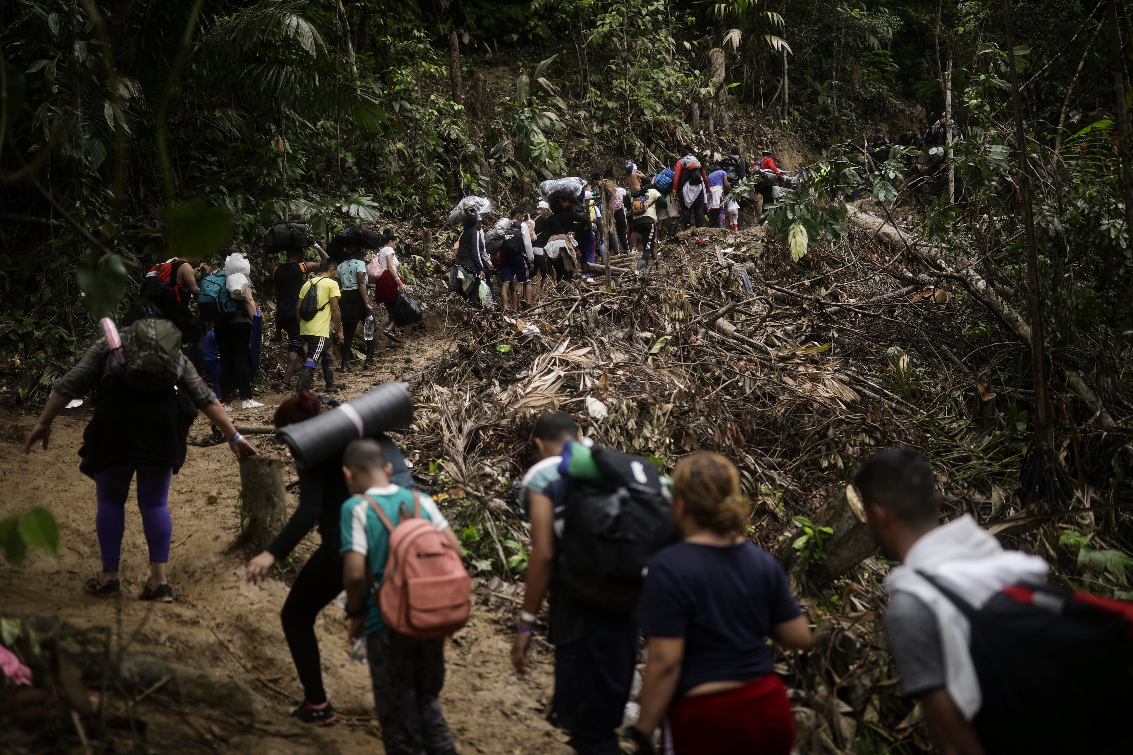 Migrantes caminan a través de la región del Darién de Colombia a Panamá con la esperanza de llegar a la frontera sur de Estados Unidos, el martes 9 de mayo de 2023. La imagen fue parte de una serie tomada por los fotógrafos de The Associated Press Iván Valencia, Eduardo Verdugo, Félix Márquez, Marco Ugarte, Fernando Llano, Eric Gay, Gregory Bull y Christian Chávez que ganó el Premio Pulitzer 2024 en Fotografía de Reportaje. (AP Foto/Ivan Valencia)