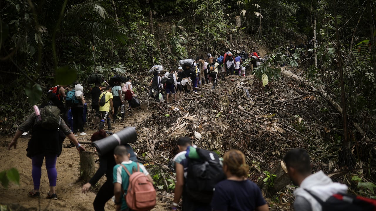 Migrantes caminan a través de la región del Darién de Colombia a Panamá con la esperanza de llegar a la frontera sur de Estados Unidos.