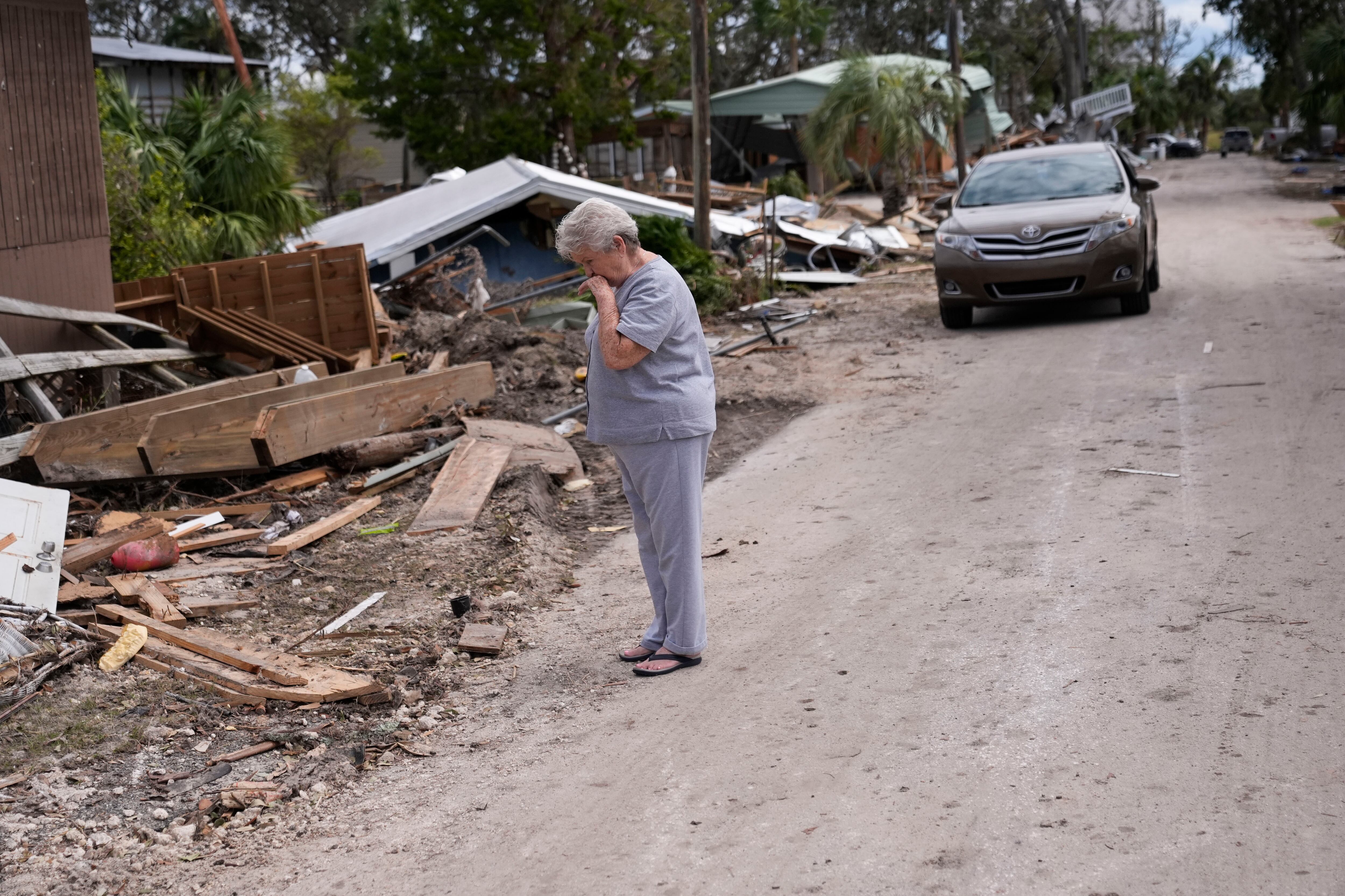 Elsie Hicks observa la destrucción de la vivienda que ha amado durante 25 años, el sábado 28 de septiembre de 2024 en Horseshoe Beach, Florida, tras el paso del huracán Helene. (AP Foto/Gerald Herbert)