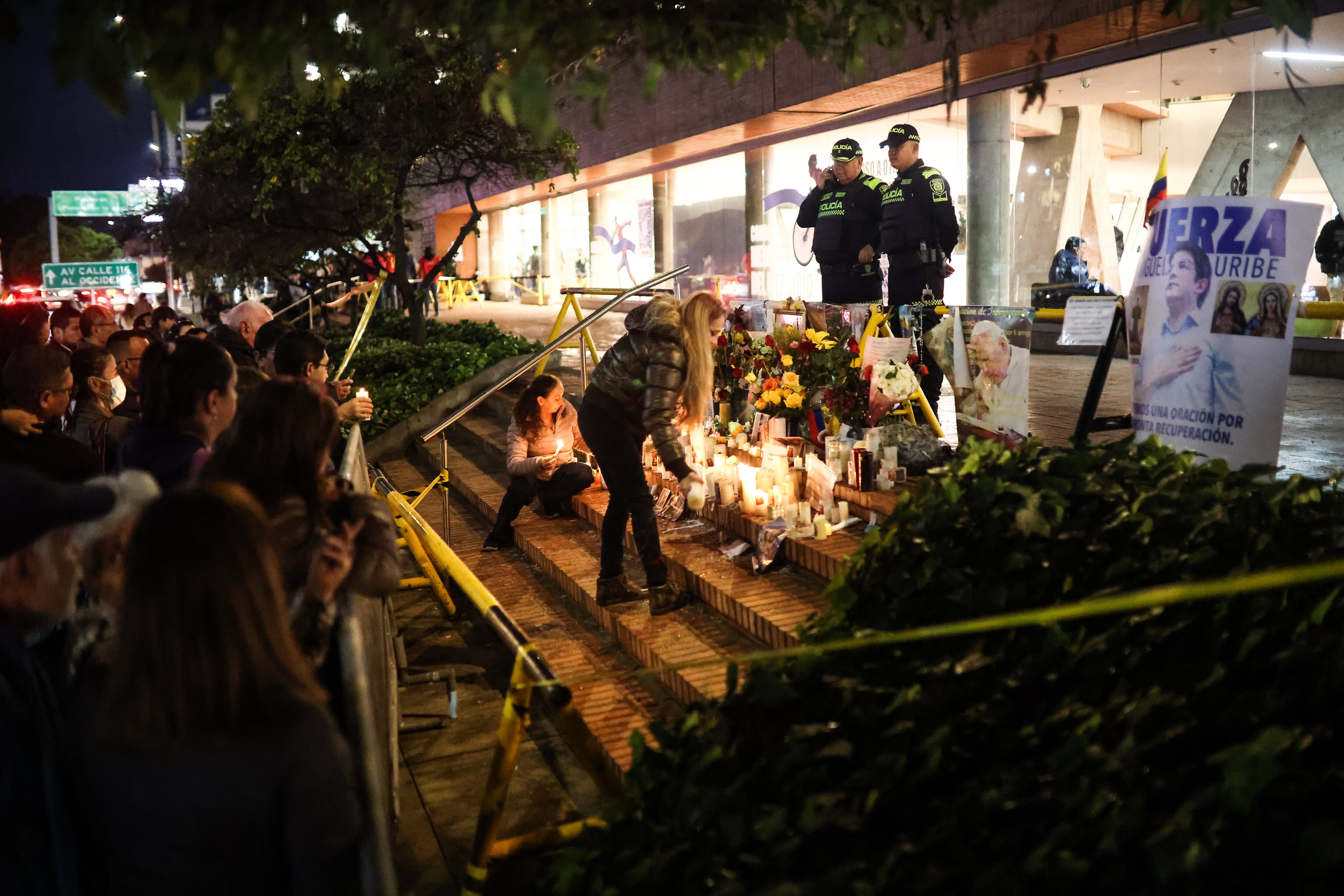 SANTO ROSARIO POR LA SALUD DE MIGUEL URIBE TURBAY, EN LA FUNDACIÓN SANTA FE.
FUNDACIÓN SOLIDARIDAD POR COLOMBIA.
