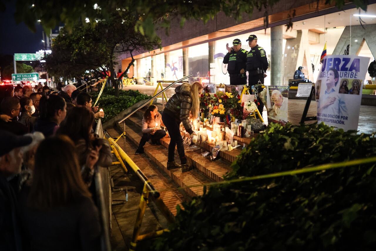 SANTO ROSARIO POR LA SALUD DE MIGUEL URIBE TURBAY, EN LA FUNDACIÓN SANTA FE.
FUNDACIÓN SOLIDARIDAD POR COLOMBIA.