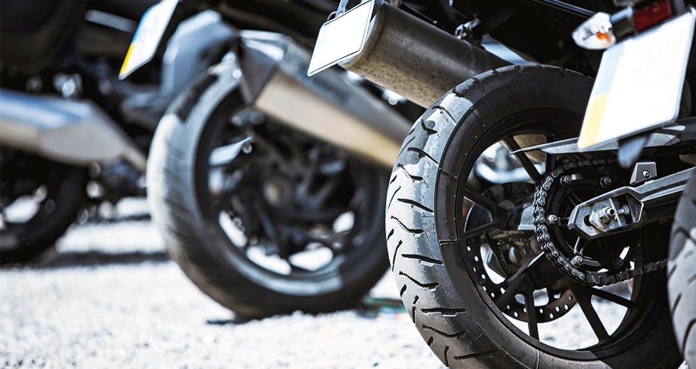 Tras atropellar a la niña, el conductor de la moto escapó incluso dejando abandonada la moto. 