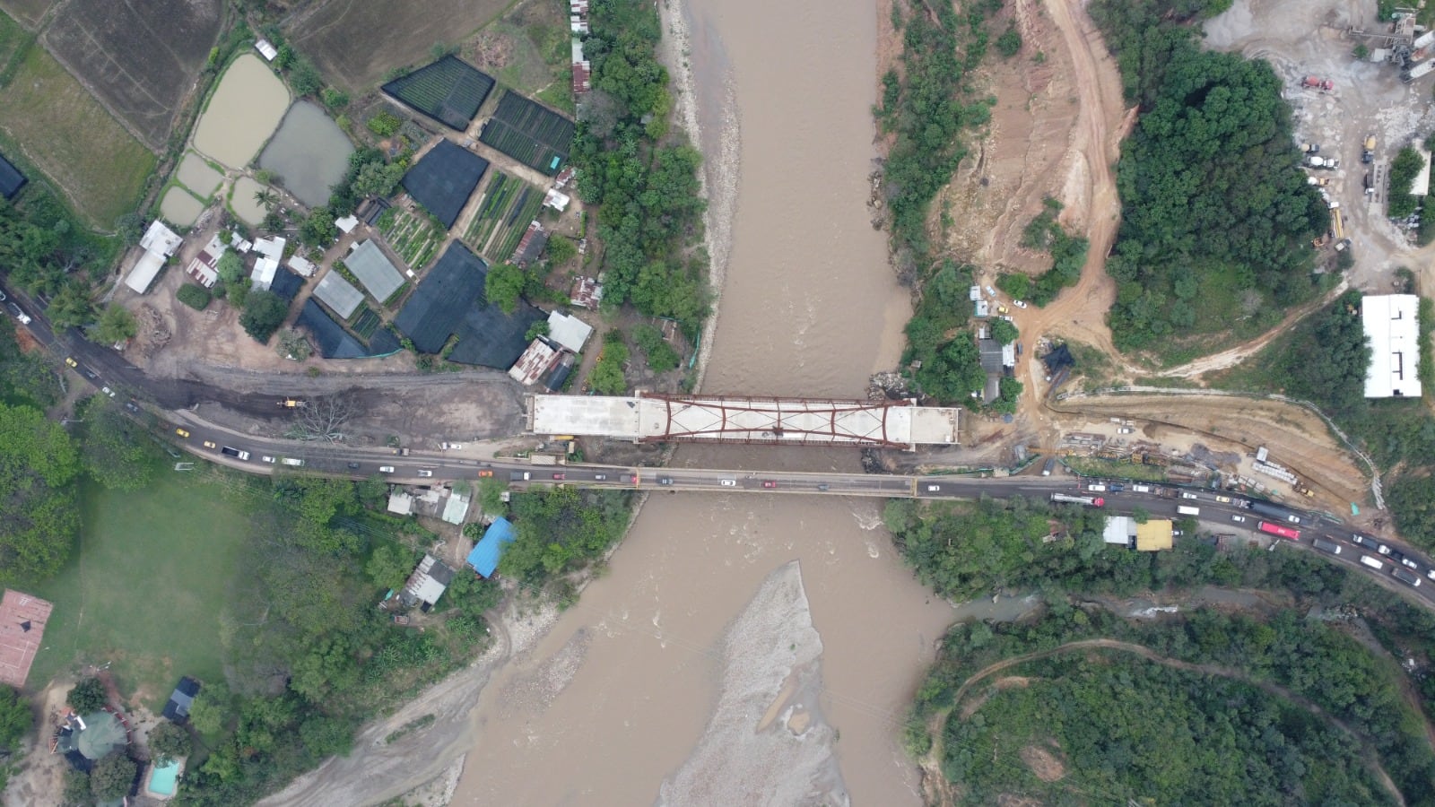 Por esta estructura atraviesa el Río Zulia.
