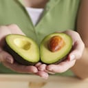 El aguacate es importante para incluir en la dieta para la salud del cerebro, pues sus grasas monoinsaturadas mejoran la comunicación neuronal. Foto: Gettyimages.