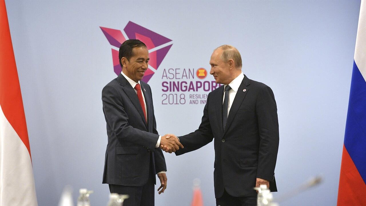 El presidente de Indonesia, Joko Widodo, junto a su homólogo ruso, Vladimir Putin