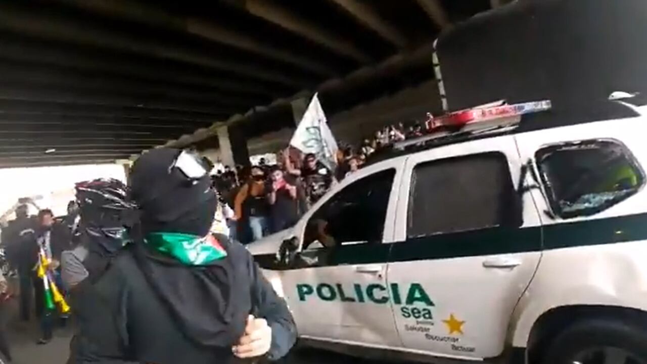 Manifestantes atacan patrulla de Policía frente a U. Nacional
