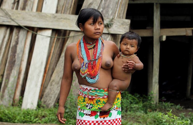 En peligro de extinción Lloró. Una mujer embera con su hijo en el Chocó, departamento del que es originario este pueblo indígena. La Corte Constitucional ha advertido de que al menos 35 grupos nativos  están en peligro de extinción en Colombia a causa de las confrontaciones armadas y el desplazamiento forzoso, entre ellos los embera. 21/09/2011