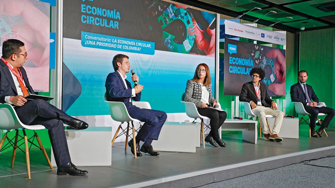 De izquierda a derecha: Redy López, director de Desarrollo Urbano del DNP; Daniel Mitchell, presidente de Acoplásticos; Laura Charry, editora central de SEMANA; Alexánder Durán, director de operaciones (COO) de la Fundación Tierra Grata, y Rickard Lunnerdal, consejero ambiental de la Embajada de Suecia en Colombia.