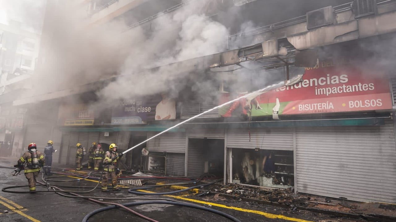 La emergencia en en el centro de la ciudad completa 13 horas.