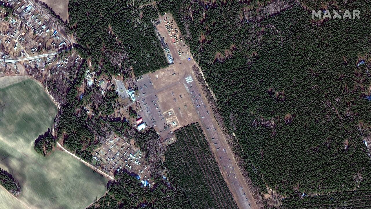 Esta imagen de satélite Maxar tomada y publicada el 28 de febrero de 2022 muestra una descripción general de V.D. Aeródromo de Bokov y helicópteros de ataque terrestre, al sur de Mazyr, Bielorrusia.