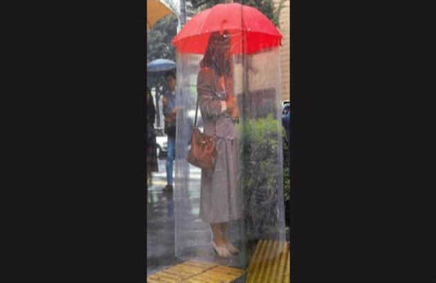 Esta sombrilla no permitirá que usted se moje un sólo pelo. Su sistema de plástico, le ayuda a cubrir su cuerpo entero de la lluvia. 