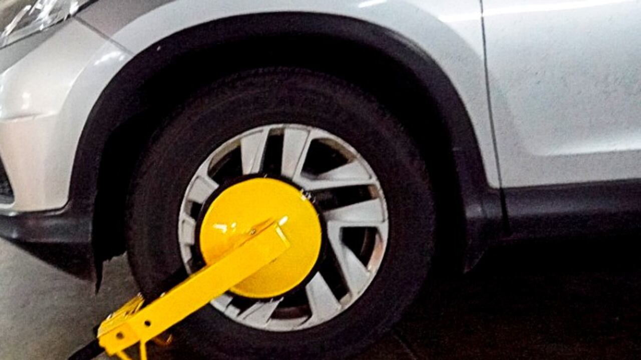 Los vehículos que no paguen al tiempo el servicio serán inmovilizados con un cepo.