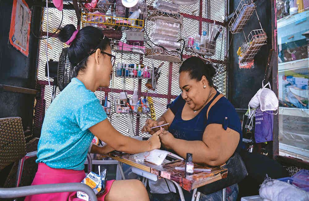 No se sorprenda si también encuentra salones de belleza itinerantes. Las panameñas llevan manicuras de mostrar.