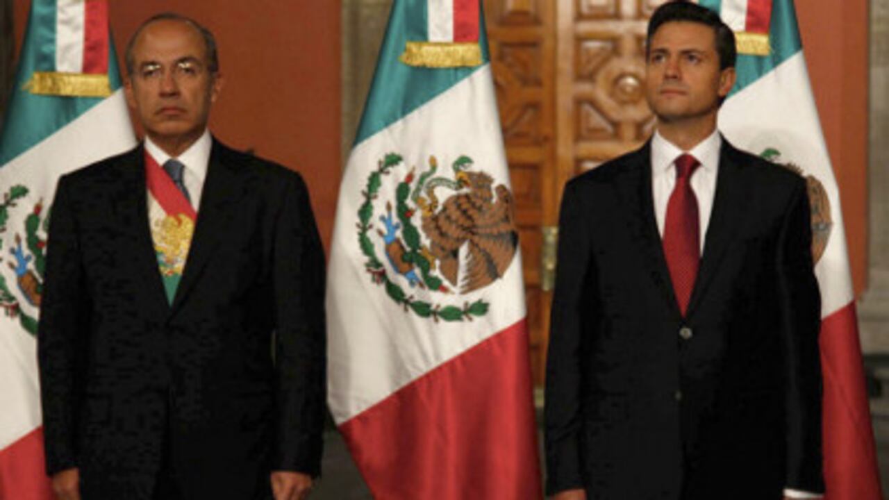 Felipe Calderón y Enrique Peña Nieto en una ceremonia de entrega en la medianoche de este viernes en el Palacio Nacional.
