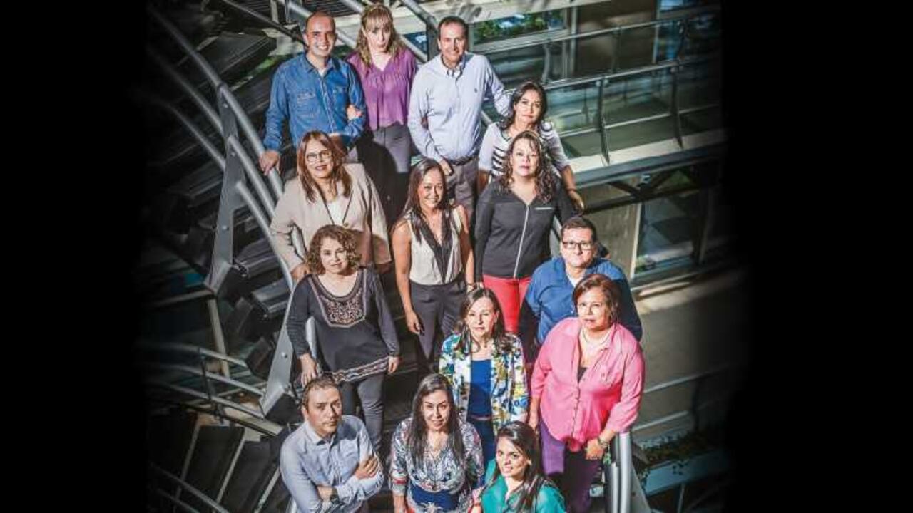 De arriba hacia abajo: César Granadillo, profesional financiero; Ángela Loaiza, directora de normatividad y calidad contable; Juan Carlos Villegas, profesional financiero; Sandra Melguizo, profesional financiero; Diana Rúa, vicepresidente de finanzas corporativas; Olga Durán, técnico administrativo; Maribel Gil, profesional financiero; Claudia Ramírez, profesional financiero; Gonzalo Álvarez, profesional financiero; Yolanda Restrepo, profesional financiero; Marta Gutiérrez, profesional financiero; Carlos Tobón, gerente de contaduría; Silvia Medina, profesional financiero, y Marilyn Caro, profesional financiero.