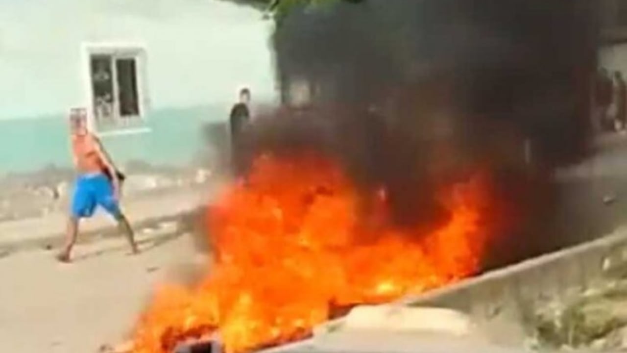 Turba quema vivos a dos presuntos sicarios en Ecuador