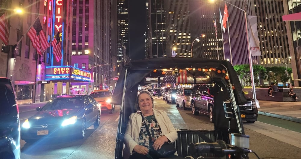 La senadora Clara López coincidió con la alcaldesa Claudia López en la necesidad de reglamentar los bicimototaxis en Bogotá.