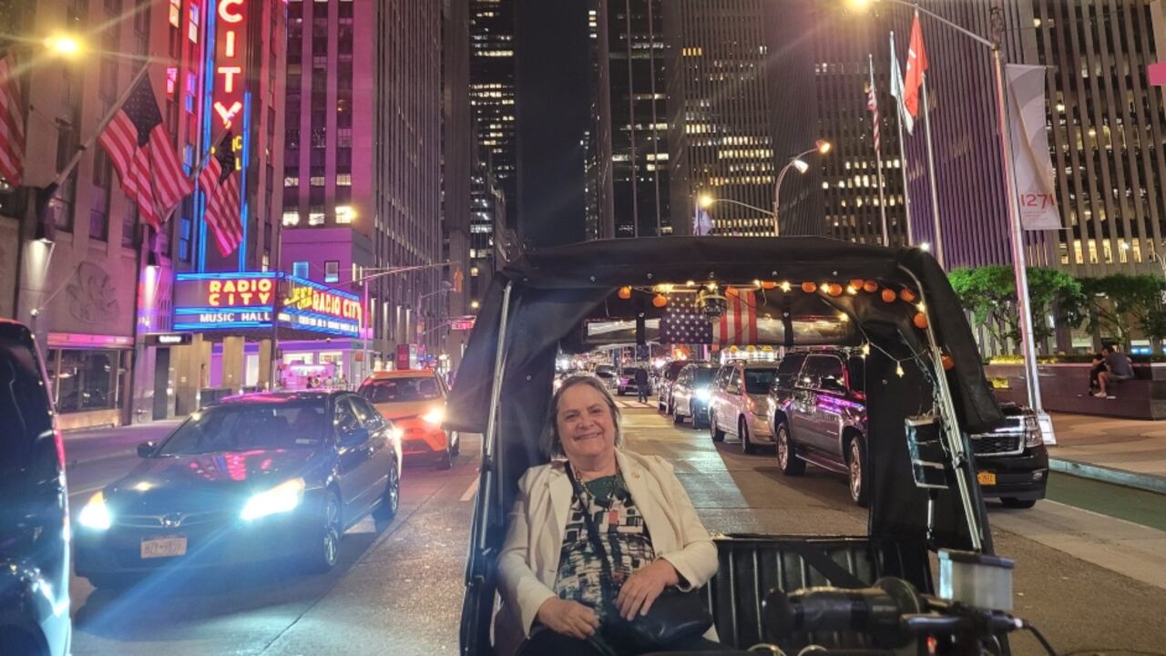 La senadora Clara López coincidió con la alcaldesa Claudia López en la necesidad de reglamentar los bicimototaxis en Bogotá.