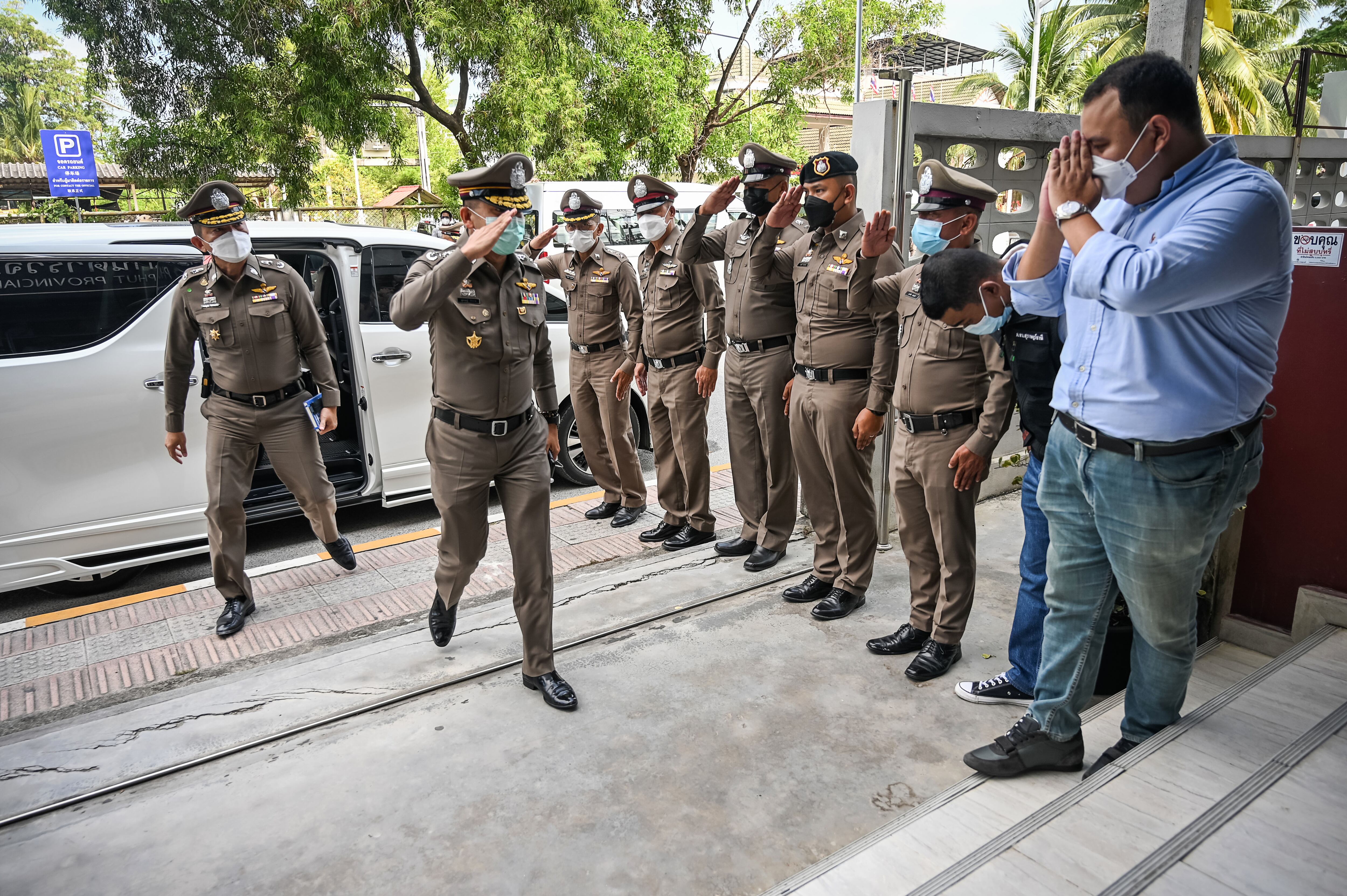 El teniente general de la policía de Tailandia Surachate Hakparn (segundo por la izquierda), comisionado general adjunto, llega para hablar con los medios de comunicación en la comisaría de policía de Bophut el 7 de marzo de 2022 en Koh Samui, Tailandia.