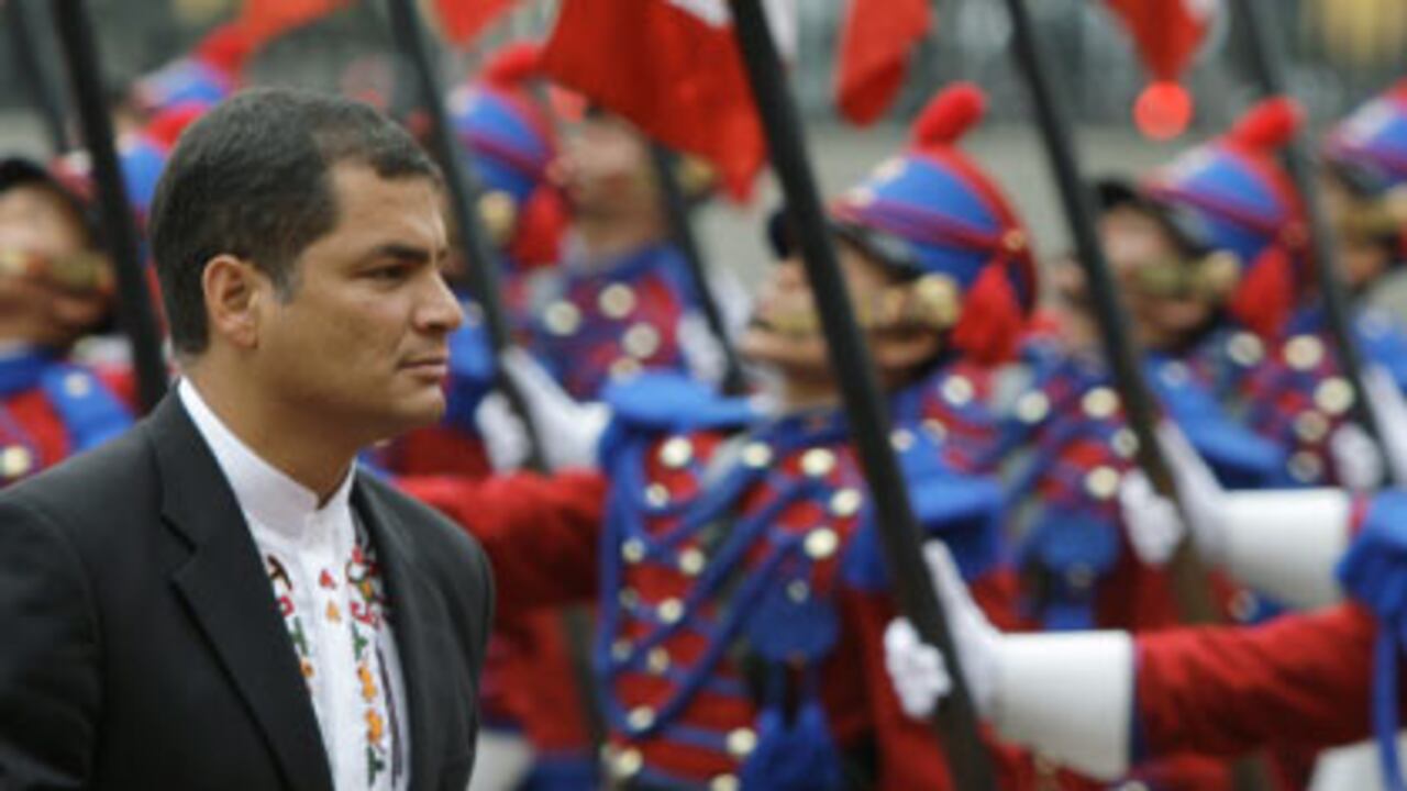 La última confrontación de Rafael Correa ha sido con la Iglesia. Arriba, la marcha convocada por los prelados el 14 de septiembre en Guayaquil contra la nueva Constitución