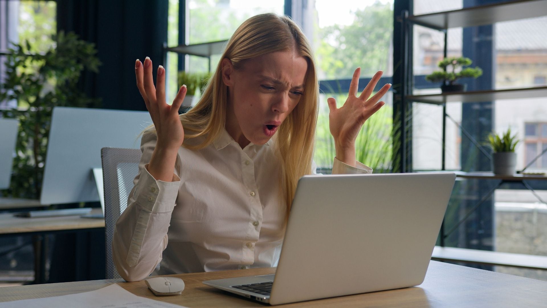 Las personas se exponen a ataques cibernéticos al hacer ciertas búsquedas en internet.