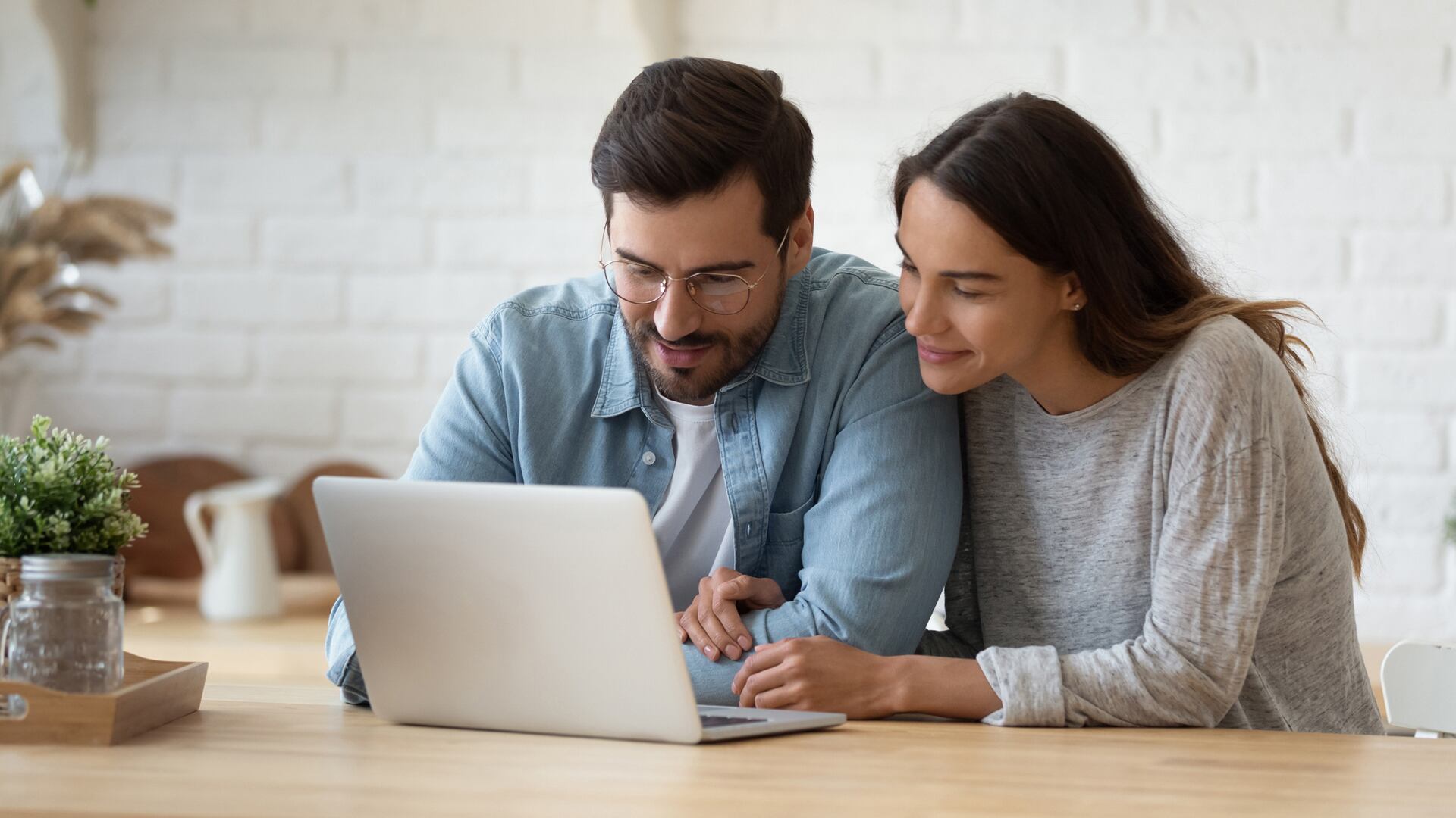 A mitad de este año, Renault lanzó la plataforma comprarenault.com.co, a través de la cual se brindan asesorías virtuales financieras y de producto, es posible reservar un vehículo que se quiera comprar y realizar todo el trámite sin tener que acercarse a un concesionario.