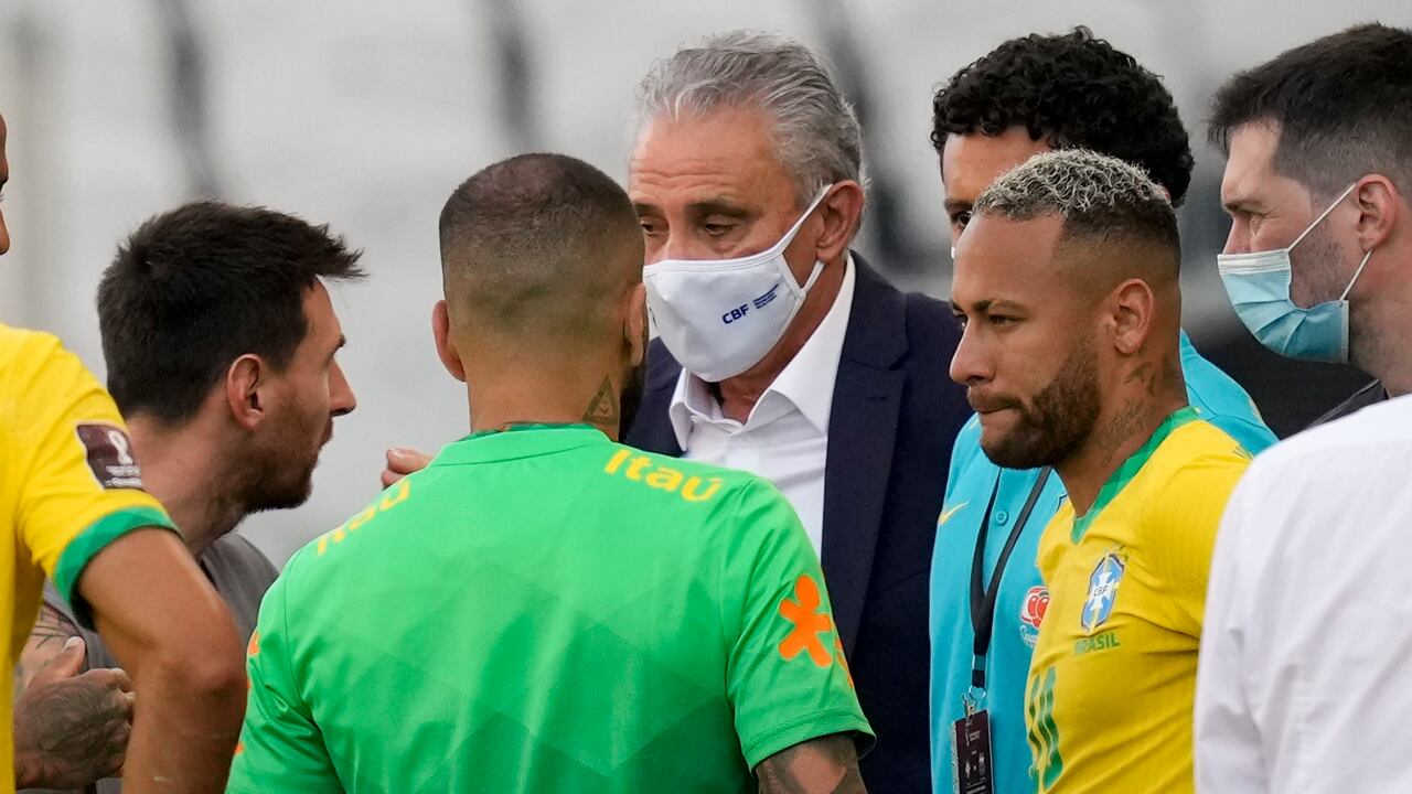 Lionel Messi, Tite y Neymar hablan justo después de la suspensión del partido en Sao Paulo