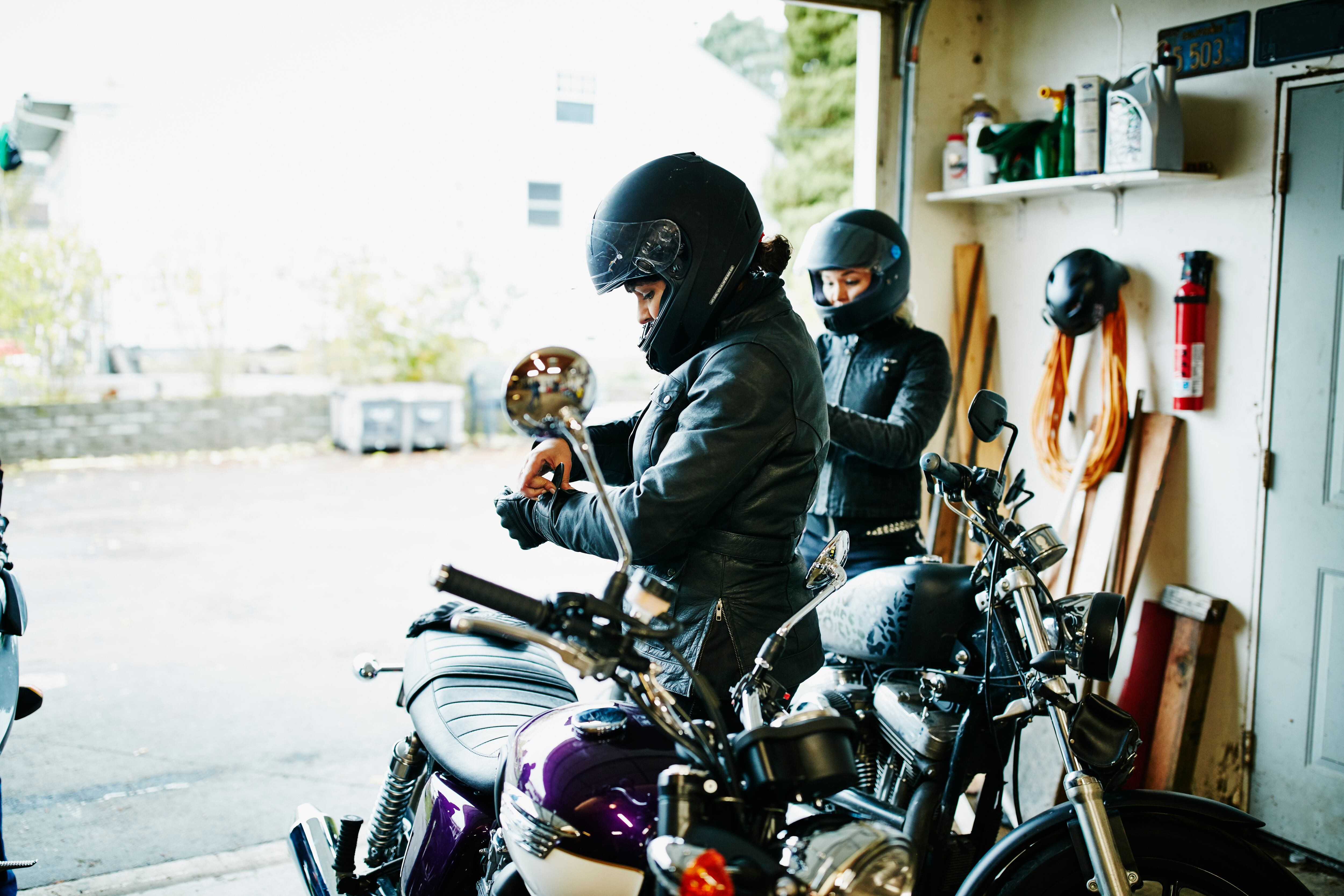 Llevar acompañante en moto cambia el equilibrio, por eso es importante tener experiencia y buena comunicación para viajar con seguridad.