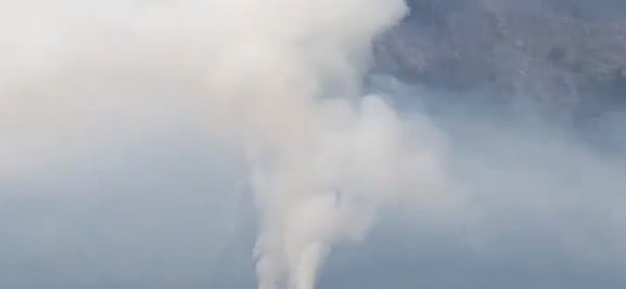 El incendio registrado en una zona montañosa del Cerro del Barco dificulta las labores de control por parte de los organismos de emergencia.