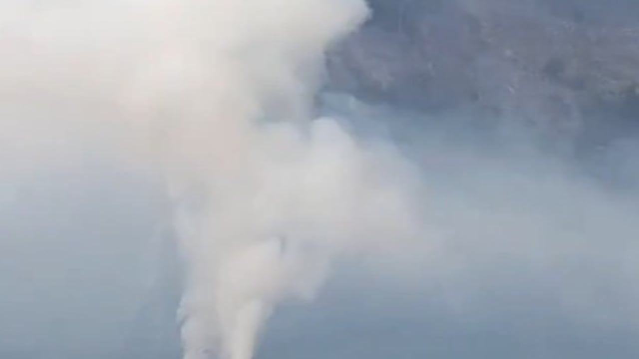 El incendio registrado en una zona montañosa del cerro del Barco dificulta las labores de control.