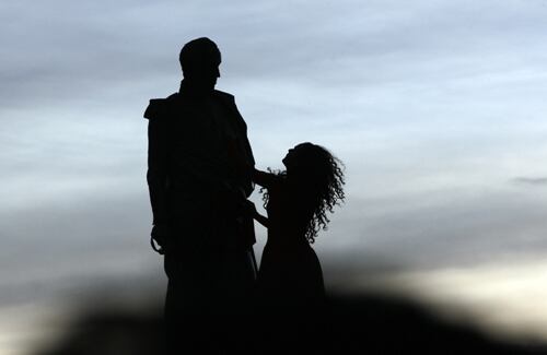 El perfomance presentado en la Plaza de Bolívar fue organizado por la Corporación Colombiana de Teatro y contó con el apoyo de siete grupos que buscan hacer visibles las ejecuciones cometidas por agentes del Estado