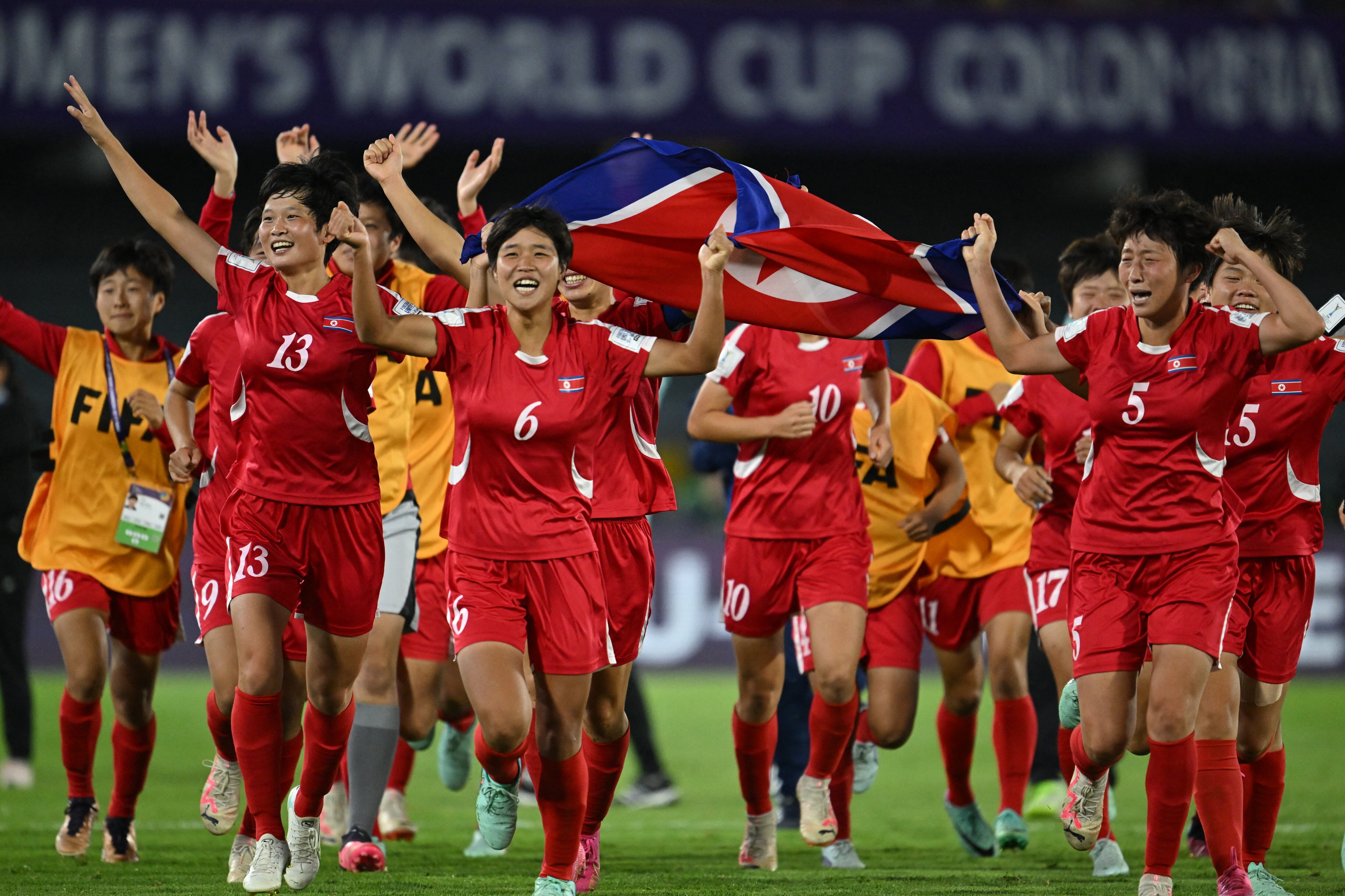Las jugadoras de Corea del Norte celebran después de ganar la final de la Copa Mundial Femenina Sub-20 de la FIFA 2024 entre Corea del Norte y Japón en el estadio Nemesio Camacho 'El Campin' de Bogotá, el 22 de septiembre de 2024. (Foto de Raúl ARBOLEDA / AFP)
