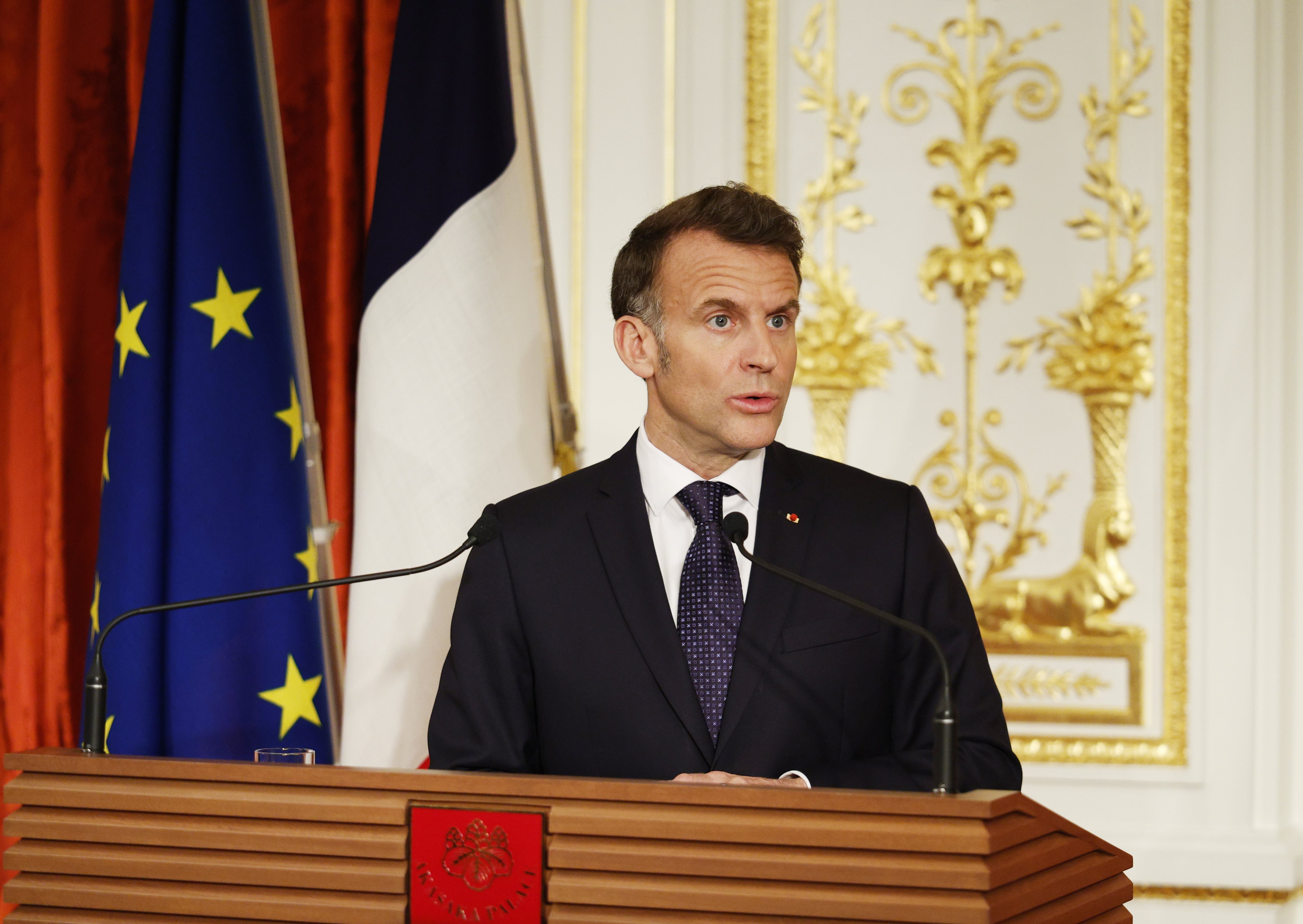 El presidente francés, Emmanuel Macron, habla durante una rueda de prensa conjunta con la primera ministra japonesa, Sanae Takaichi, en la residencia de invitados de Estado del Palacio de Akasaka en Tokio